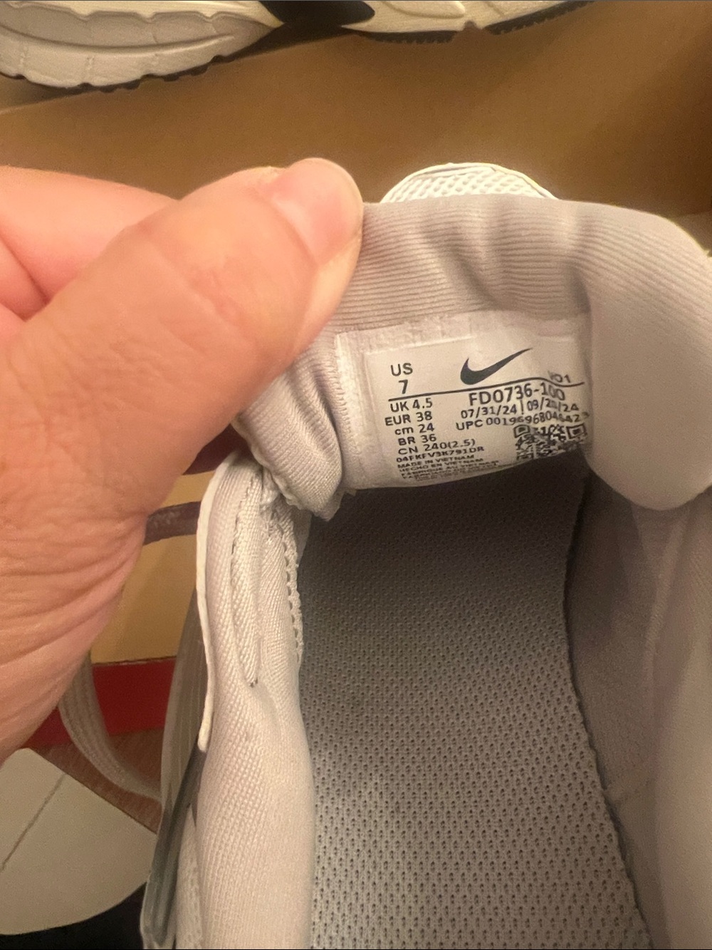 Nike V2K Run Summit White Metallic Silver women’s 7 HJ4497-100 NIB - Picture 4 of 5